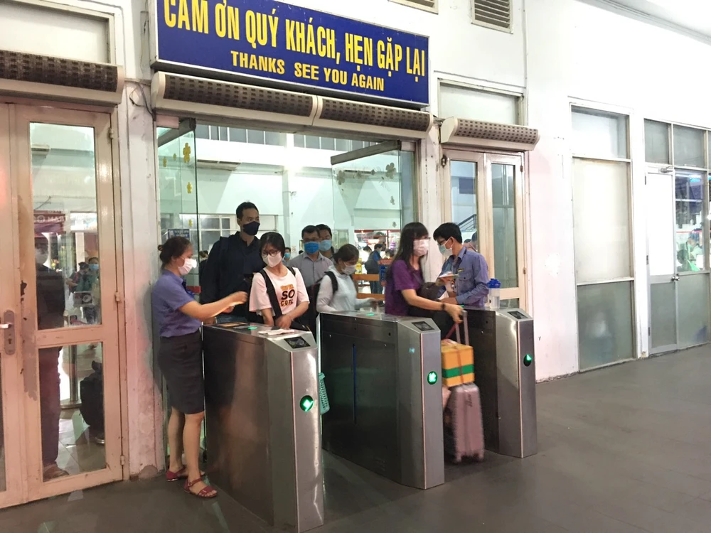 Hành khách lên tàu theo thứ tự, không chen lấn. 