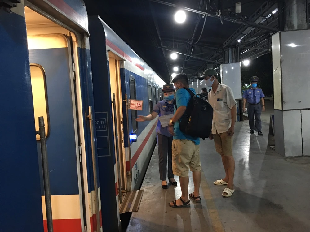 Các nhân viên hướng dẫn hành khách số toa, số ghế. 