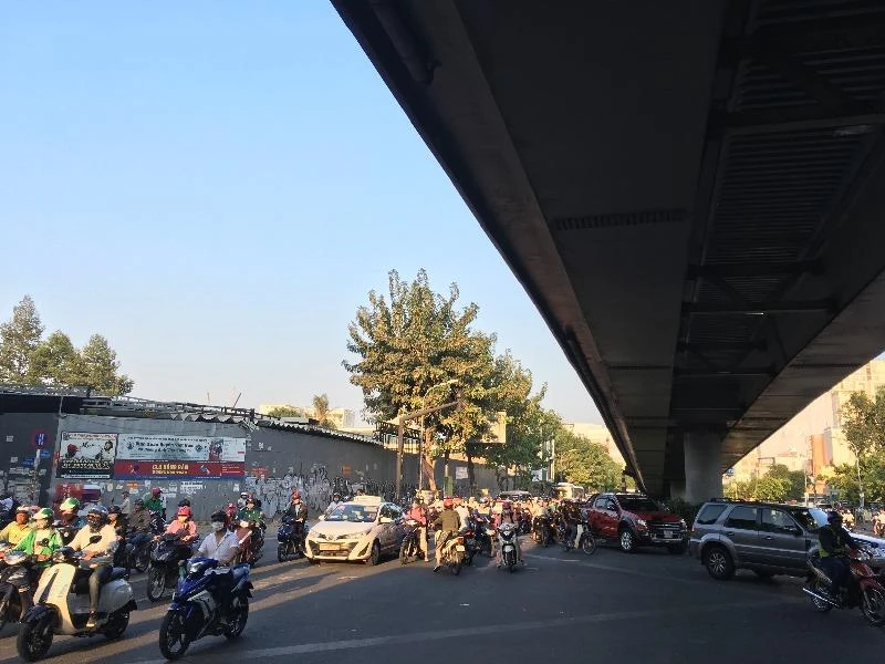 Bộ Công an đề xuất cấm vượt xe tại gầm cầm, hầm cầu.