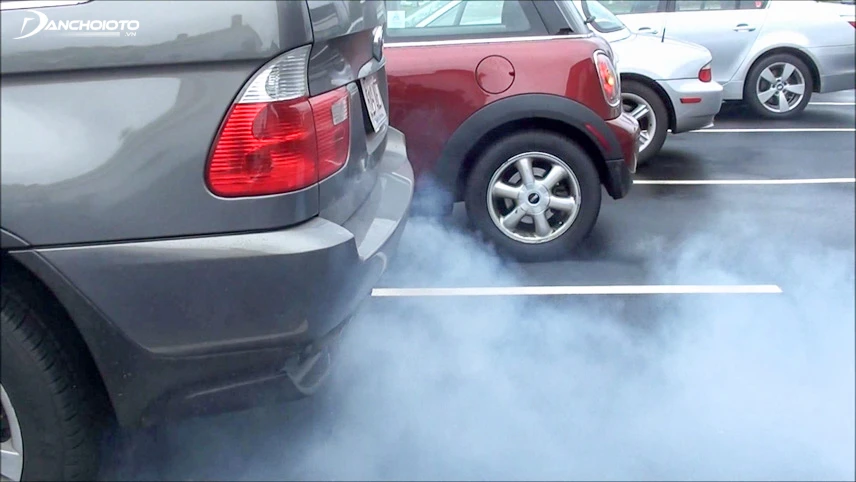 Khi ô tô nhả khói, chủ xe cần đưa xe đi bảo dưỡng và sửa chữa ngay. 