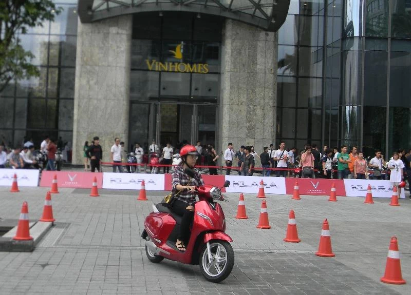 Nhiều lứa tuổi sở hữu chiếc xe máy điện VinFast.