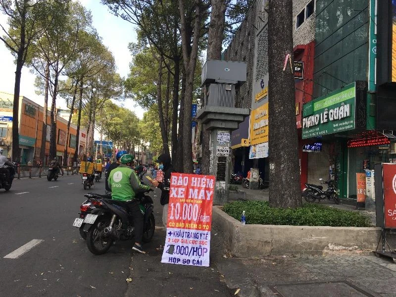 nguoi dan doi nang mua bao hiem