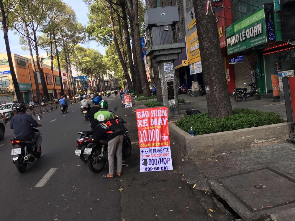 Trên tờ BH xe máy hiện thị thông tin chủ sở hữu xe và biển số xe. 