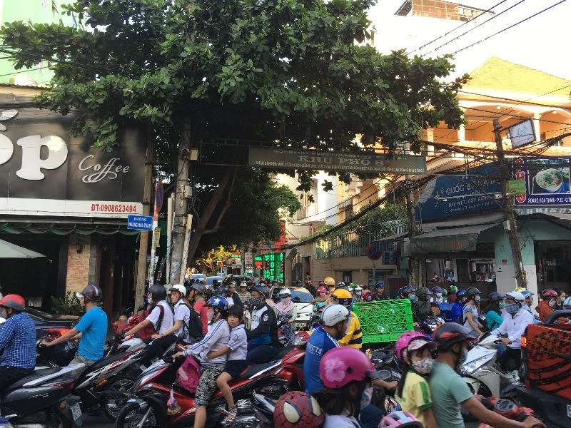 Bật đèn xe máy cả ngày nhằm tăng khả năng nhận diện. 