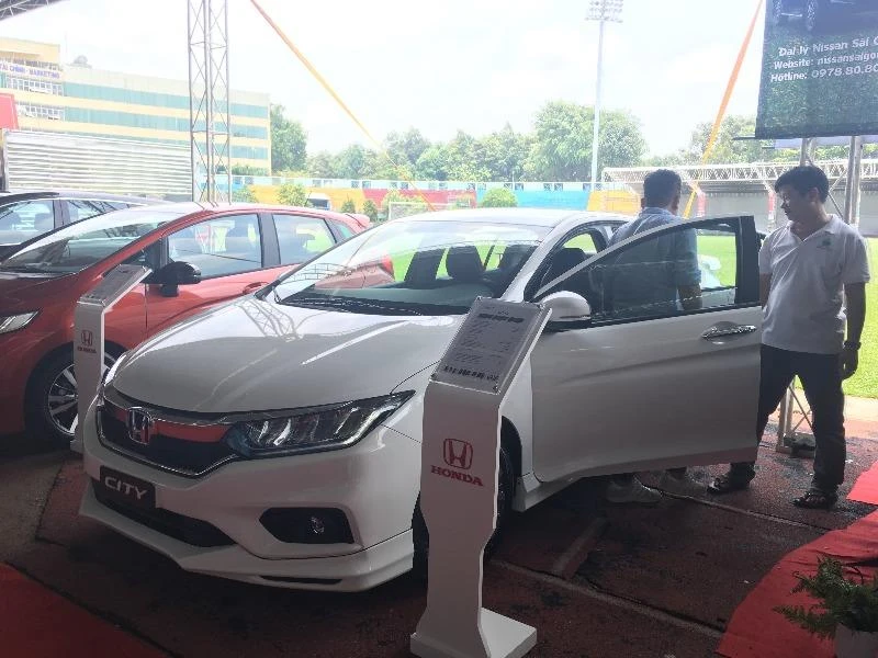 Giá bán ô tô còn phụ thuộc vào nhiều yếu tố. 