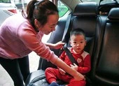 Bộ Công an đề xuất cấm trẻ dưới 12 tuổi ngồi ghế trước ô tô