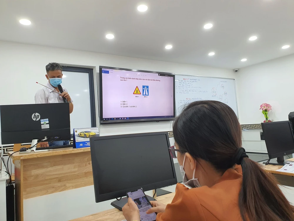 giáo viên dạy lái xe