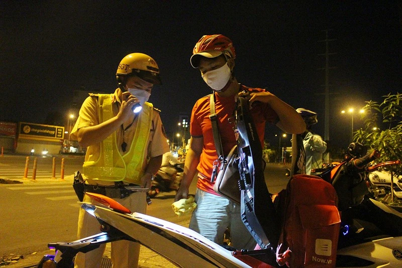 Cảnh sát giao thông đường khám người, khám xe khi tham gia giao thông?