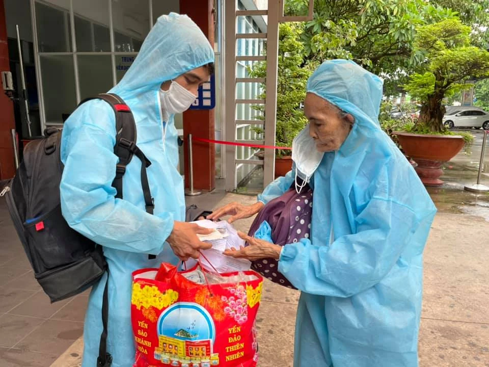 Chùm ảnh: Ấm lòng người già và trẻ nhỏ được lên tàu trở về Huế ảnh 1 Chùm ảnh: Ấm lòng người già và trẻ nhỏ được lên tàu trở về Huế ảnh 1