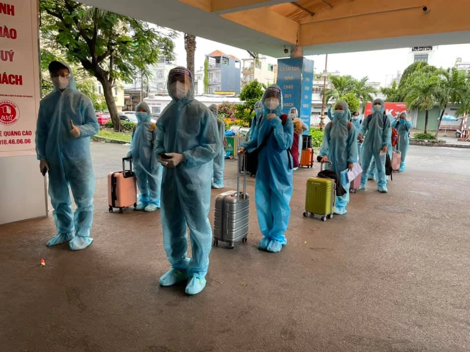 Chùm ảnh: Ấm lòng người già và trẻ nhỏ được lên tàu trở về Huế ảnh 2 Chùm ảnh: Ấm lòng người già và trẻ nhỏ được lên tàu trở về Huế ảnh 2