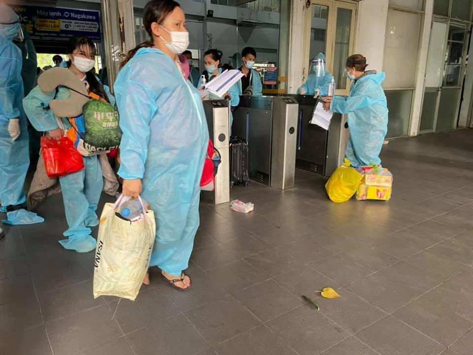 Chùm ảnh: Ấm lòng người già và trẻ nhỏ được lên tàu trở về Huế ảnh 3 Chùm ảnh: Ấm lòng người già và trẻ nhỏ được lên tàu trở về Huế ảnh 3