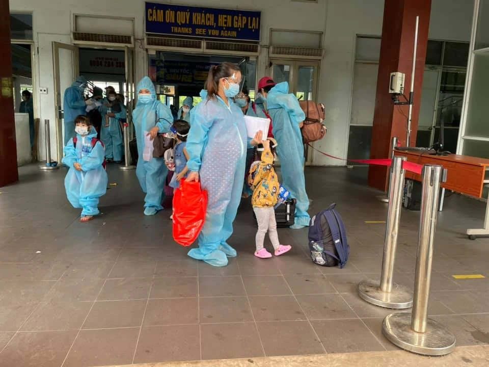 Chùm ảnh: Ấm lòng người già và trẻ nhỏ được lên tàu trở về Huế ảnh 4 Chùm ảnh: Ấm lòng người già và trẻ nhỏ được lên tàu trở về Huế ảnh 4