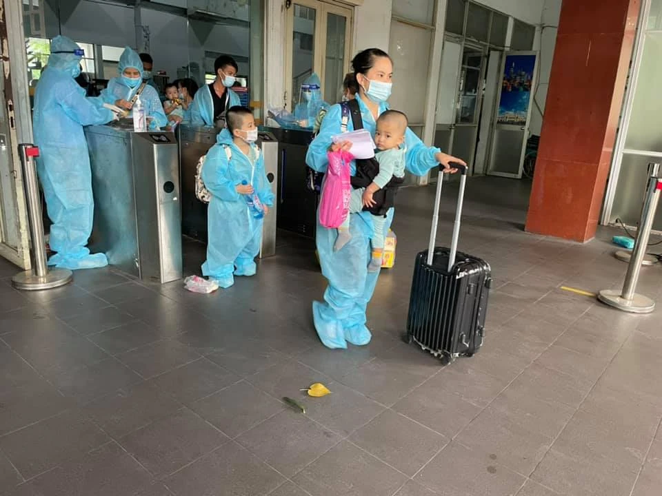 Chùm ảnh: Ấm lòng người già và trẻ nhỏ được lên tàu trở về Huế ảnh 5 Chùm ảnh: Ấm lòng người già và trẻ nhỏ được lên tàu trở về Huế ảnh 5