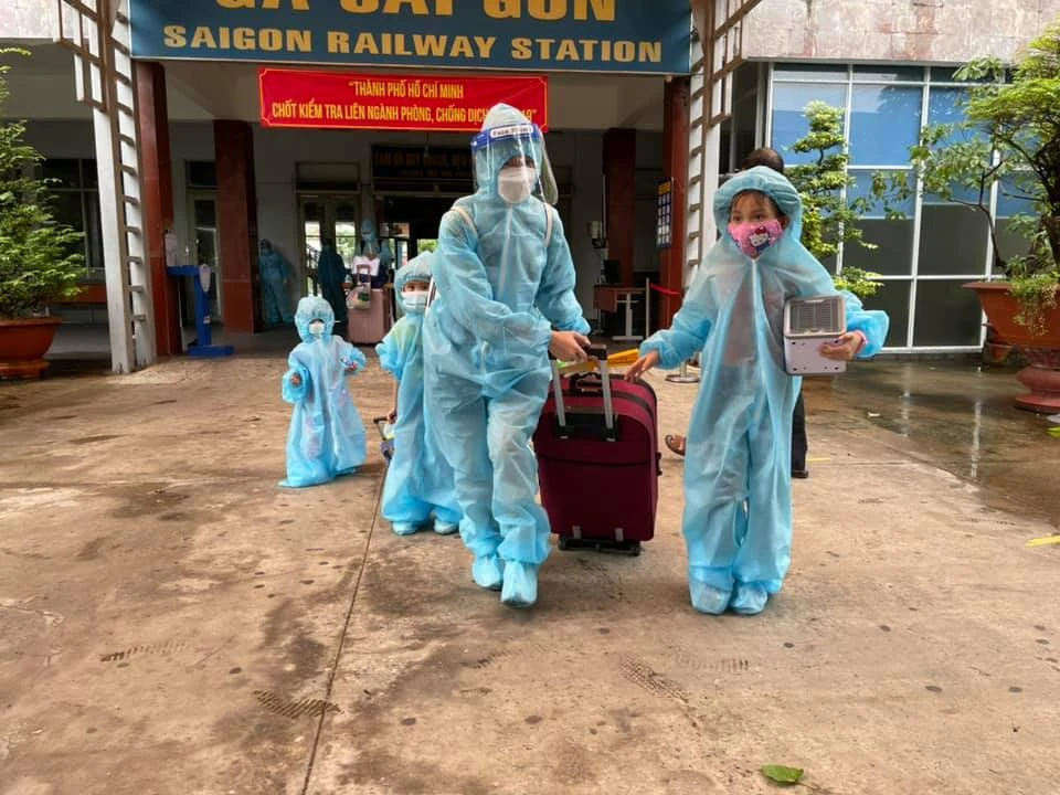 Chùm ảnh: Ấm lòng người già và trẻ nhỏ được lên tàu trở về Huế ảnh 7 Chùm ảnh: Ấm lòng người già và trẻ nhỏ được lên tàu trở về Huế ảnh 7