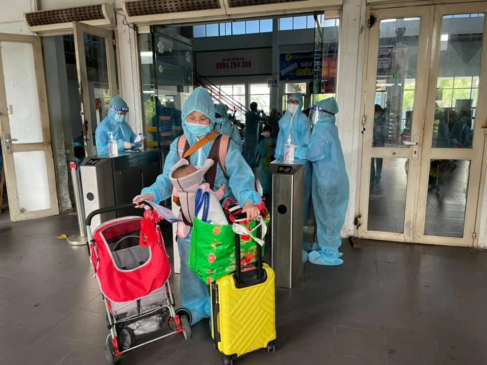 Chùm ảnh: Ấm lòng người già và trẻ nhỏ được lên tàu trở về Huế ảnh 8 Chùm ảnh: Ấm lòng người già và trẻ nhỏ được lên tàu trở về Huế ảnh 8