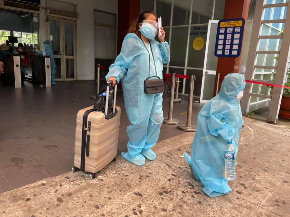 Chùm ảnh: Ấm lòng người già và trẻ nhỏ được lên tàu trở về Huế ảnh 9 Chùm ảnh: Ấm lòng người già và trẻ nhỏ được lên tàu trở về Huế ảnh 9