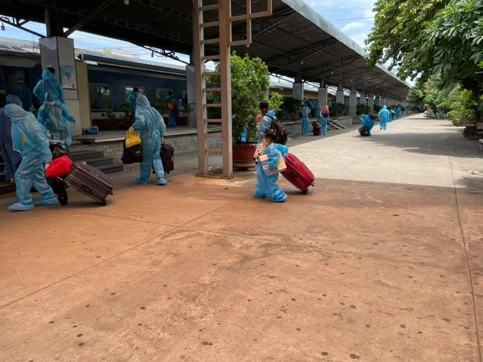 Chùm ảnh: Chuyến tàu tình nghĩa thứ 2 đưa người dân Quảng Trị về quê ảnh 6