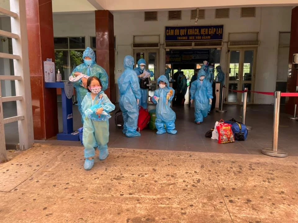 Chùm ảnh: Chuyến tàu tình nghĩa thứ 2 đưa người dân Quảng Trị về quê ảnh 4