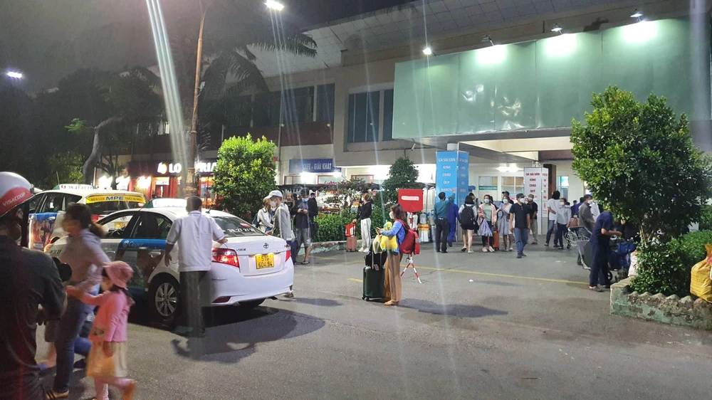 Một số người dân đến đón người thân bằng xe máy hoặc ô tô. Ảnh: TN