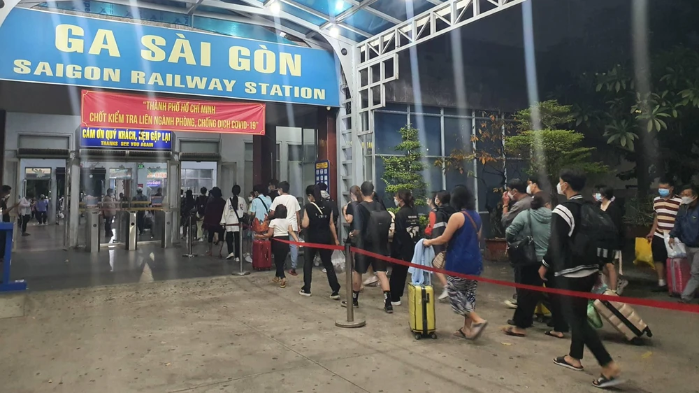 Gần 1.000 hành khách quay trở lại TP.Ảnh: TN
