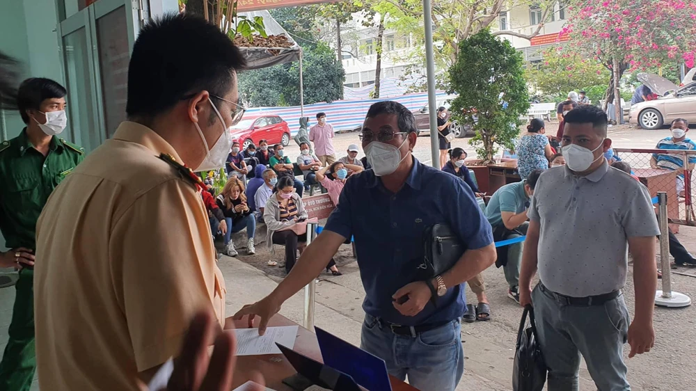 Nhiều thủ tục liên quan đến xe cộ, người dân có thể thực hiện tại nhà. Ảnh: TN