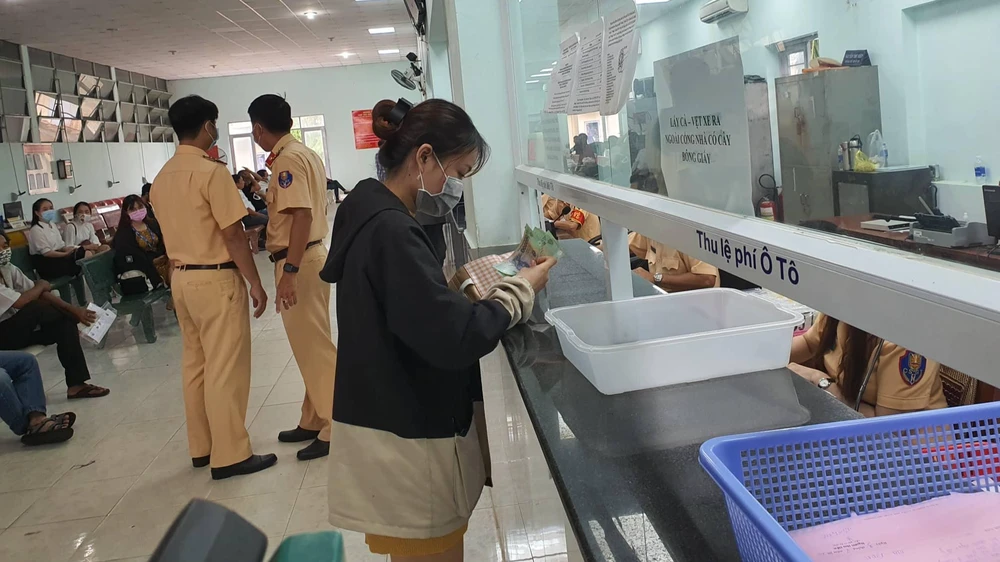 Khi thực hiện các dịch vụ công trực tuyến mức độ 4, người dân có thể nhận giấy tờ tại nhà mà không cần đến cơ quan chức năng. Ảnh: TN