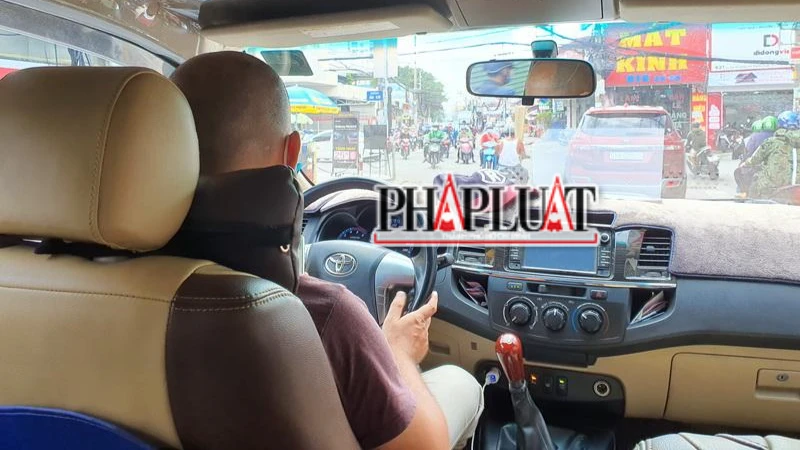 xe rơi xuống nước