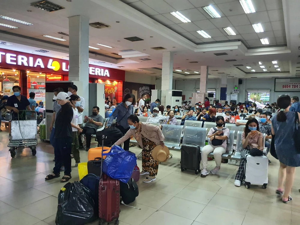 Khu vực nhà chờ tại ga Sài Gòn gần kín chỗ ngồi. Ảnh: THY NHUNG