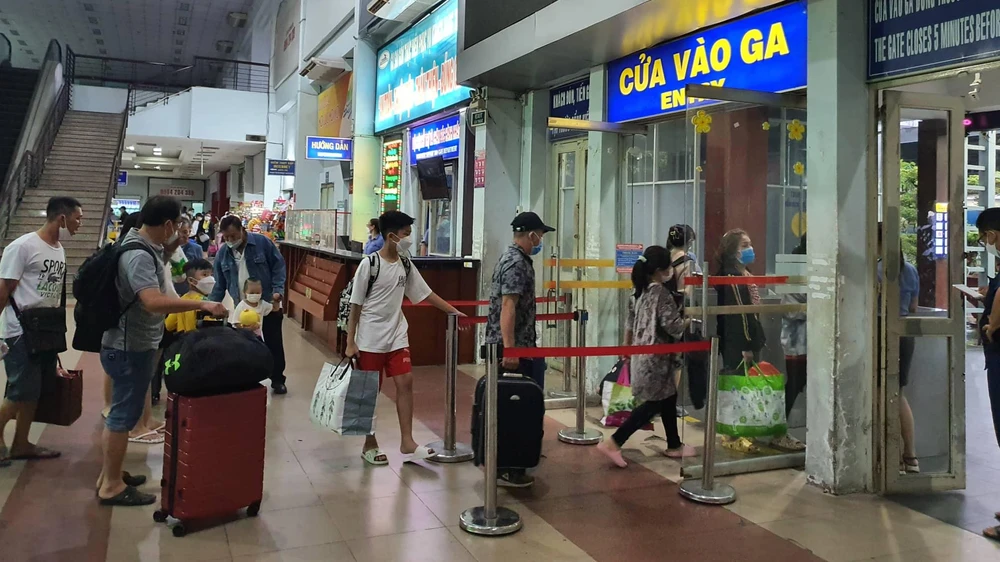 Nhiều bạn trẻ cũng theo bố mẹ đi du lịch. Ảnh: THY NHUNG