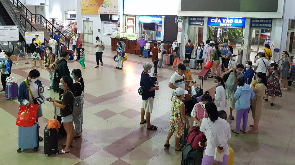 Rất đông người dân chọn tàu hỏa là phương tiện di chuyển dịp lễ này. Ảnh: TN