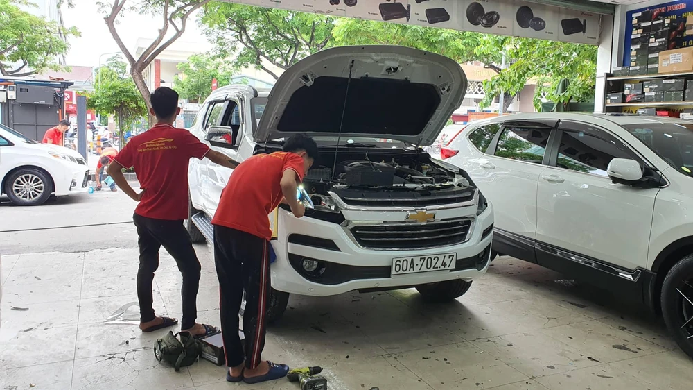 Trước khi mua xe, người mua cần kiểm tra kỹ các bộ phận của xe. Ảnh: TN