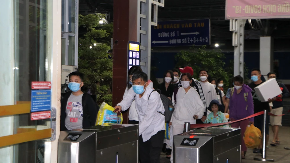 Người dân ùn ùn quay trở lại TP.HCM sau kỳ nghỉ lễ. Ảnh: HUỲNH THƠ