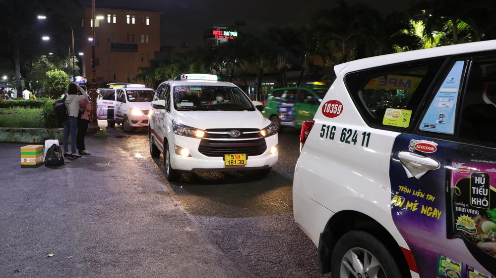 Các hãng taxi truyền thống cũng xếp thành hàng dài, ngăn nắp để đón khách. Ảnh: HUỲNH THƠ