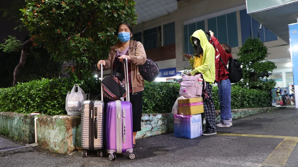 Dù lượng hành khách về ga Sài Gòn đông nhưng không xảy ra tình trạng ùn ứ. Ảnh: HUỲNH THƠ