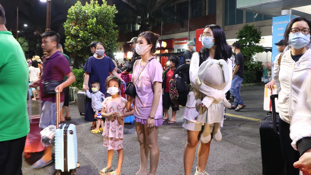 Rất đông hành khách đứng chờ người thân đến đón. Ảnh: HUỲNH THƠ