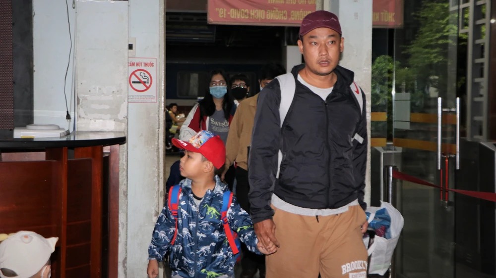 Dù sau chuyến đi dài nhưng nhiều bạn trẻ vẫn vui vẻ khi quay lại TP.HCM. Ảnh: HUỲNH THƠ