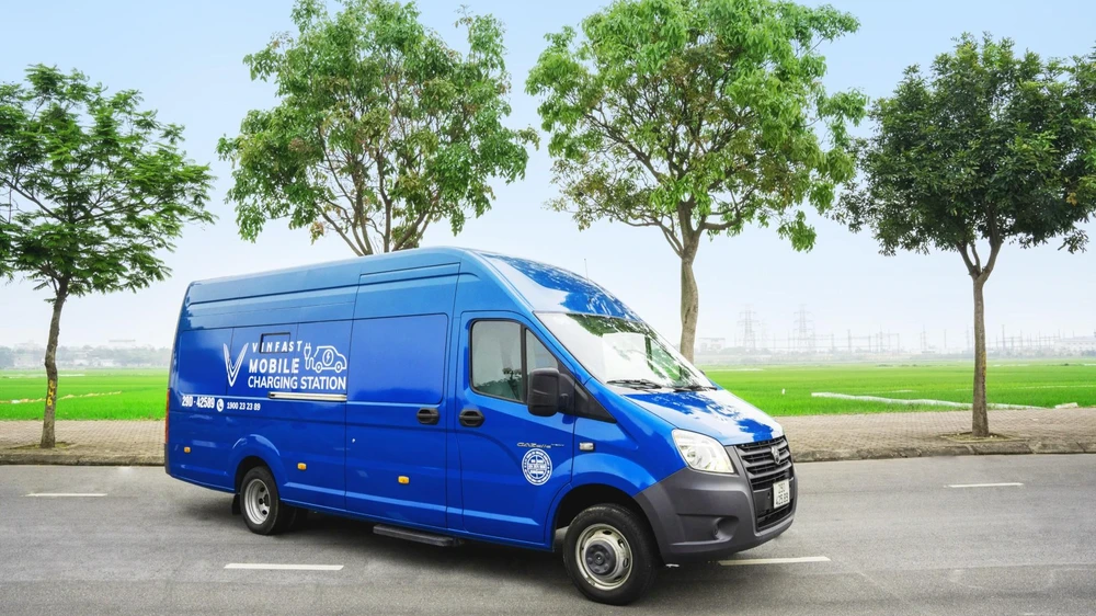 Khách hàng có thể liên hệ với tổng đài CSKH của VinFast qua số hotline 1900.23.23.89.