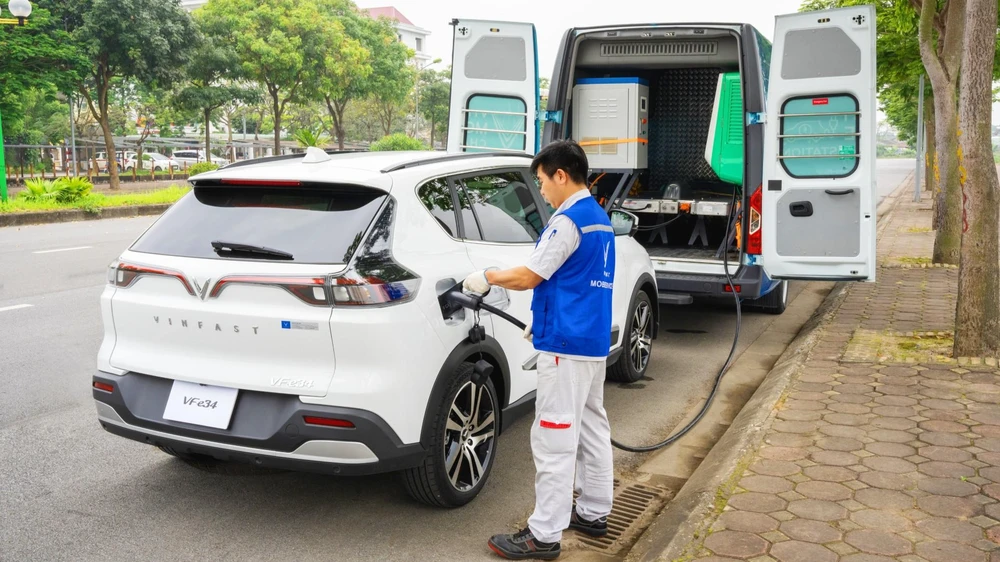 Dịch vụ cứu hộ pin ô tô điện 24/7 chỉ với 300.000 đồng cho mỗi một lần sạc cứu hộ tối đa 15 phút.