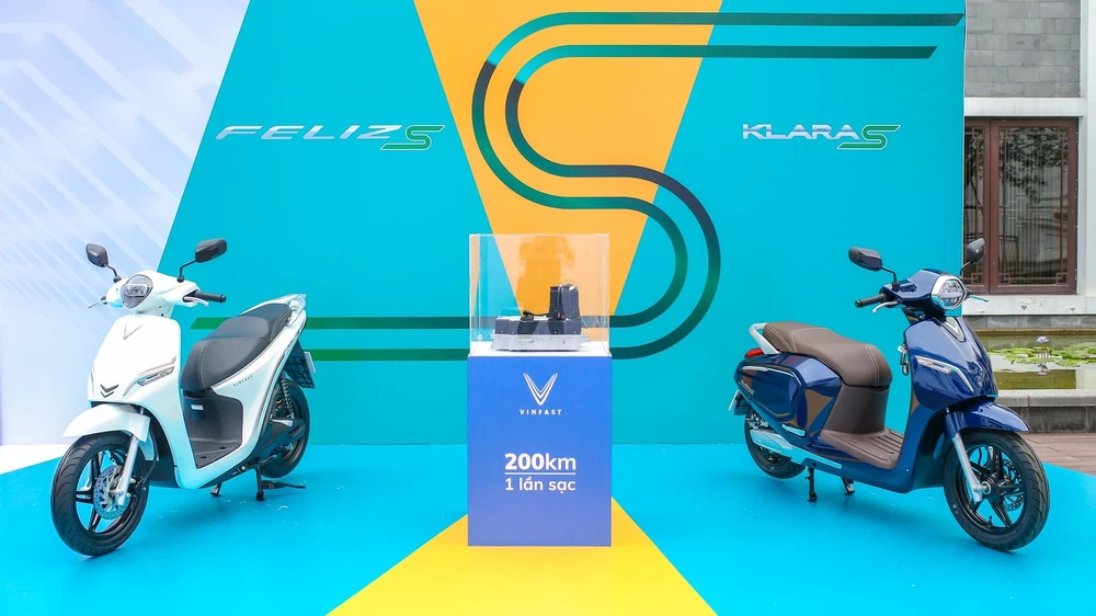 Các dòng xe máy điện thế hệ mới của VinFast gây ấn tượng với khả năng di chuyển tới 200km mỗi lần sạc.