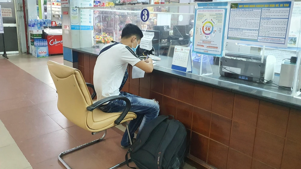 Hành khách khi mua vé cần mang các giấy tờ để đáp ứng điều kiện giảm 10% giá vé. Ảnh: TN