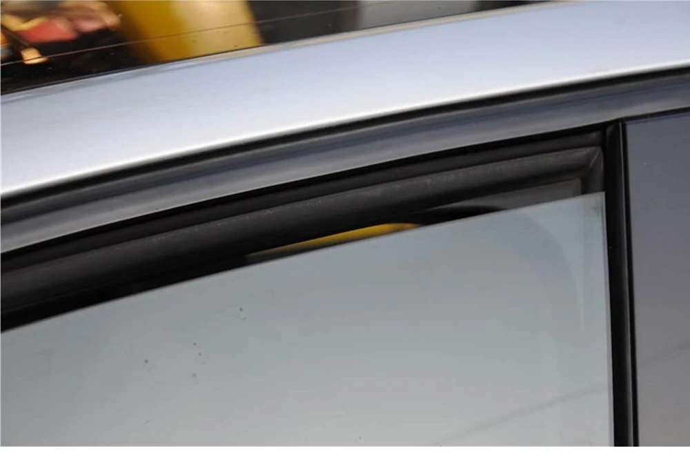 Chủ xe có thể hé cửa để thoát không khí nóng bên trong cabin ra ngoài. Ảnh: Autocarindia