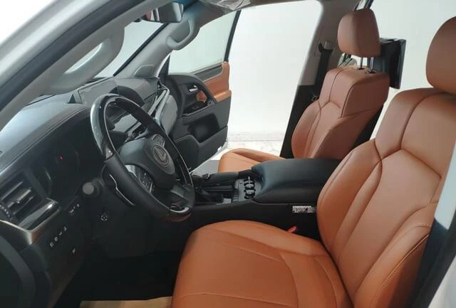 Khoang lái của Lexus LX570. Ảnh: Lexus
