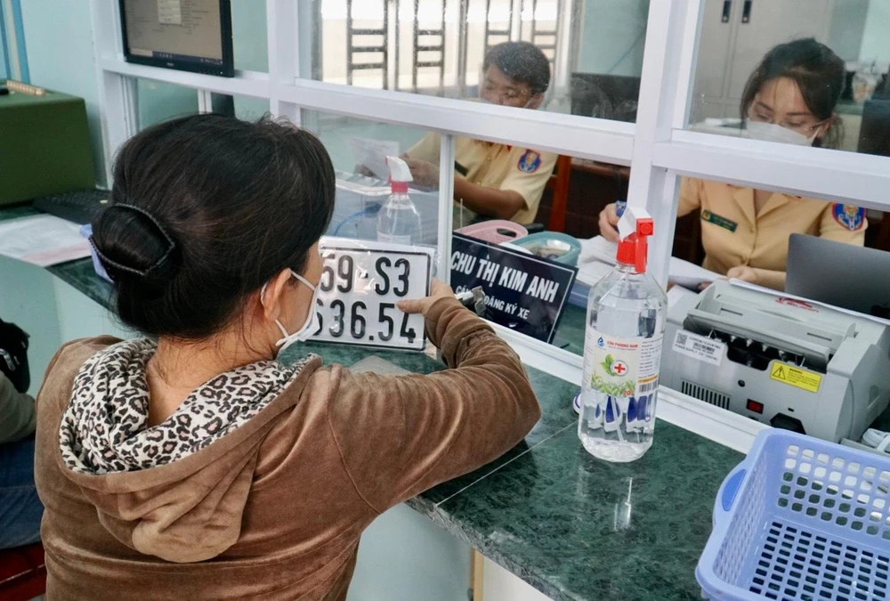 Chị Huỳnh Hữu Hiền (ngụ quận Bình Thạnh) được thực hiện công tác đổi biển số xe ngay trong buổi sáng ngày 21-5.