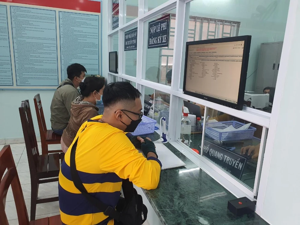 Một số người dân đã được nhận biển số xe ngay trong ngày.