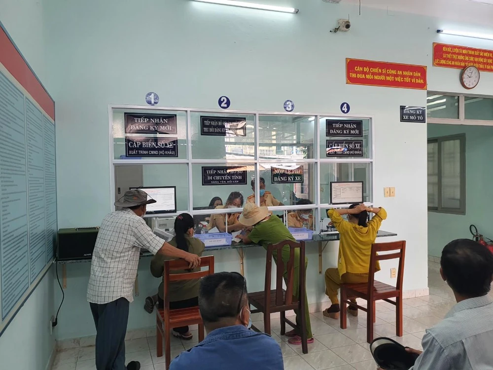 Nhiều người dân đến làm thủ tục đăng ký, cấp biển số mới trong sáng 21-5.