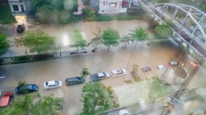 Những hình ảnh xe ngập ở Bắc Ninh được cư dân mạng chia sẻ. Ảnh: Fb