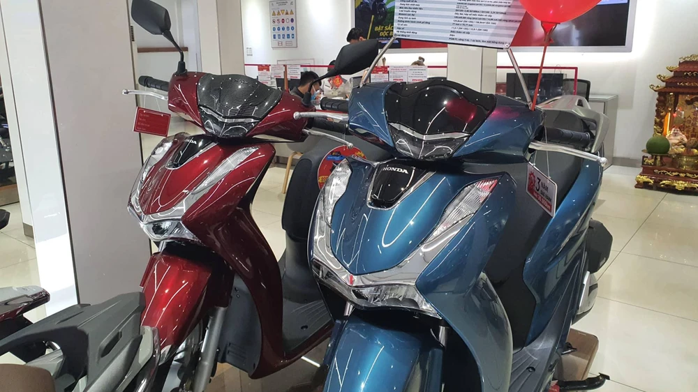 Muốn đổ đầy bình xăng Honda SH 125i/150i, người dùng cần bỏ ra số tiền là 239 ngàn đồng. Ảnh: TN Muốn đổ đầy bình xăng Honda SH 125i/150i, người dùng cần bỏ ra số tiền là 239 ngàn đồng. Ảnh: TN