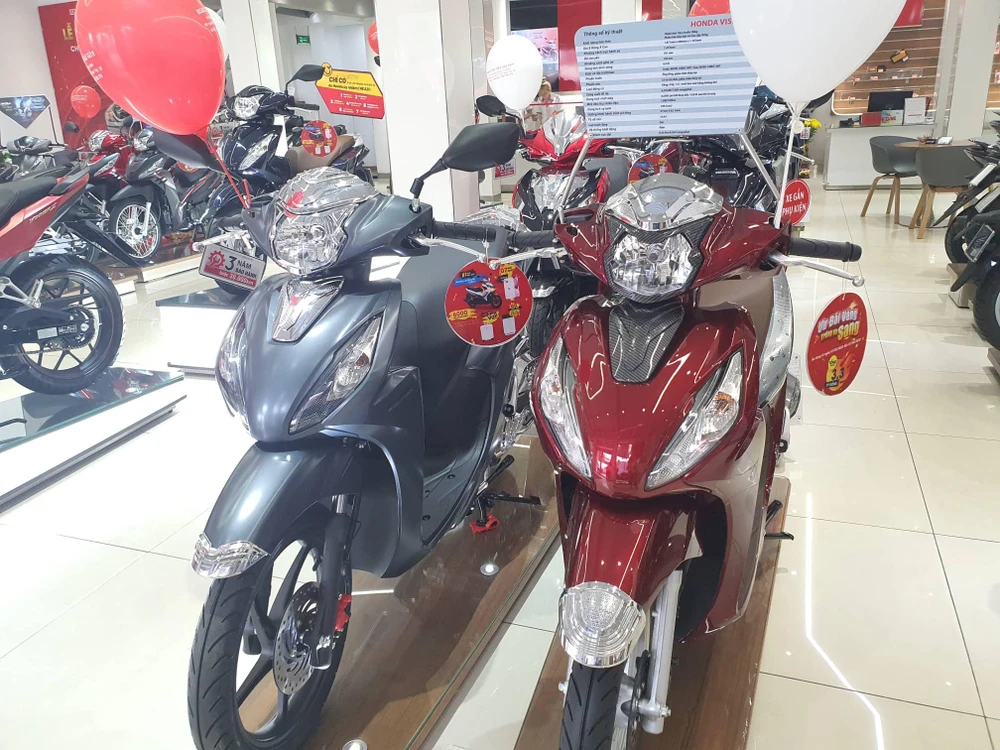 Honda Vision và Lead đều được các đại lý báo hết hàng. Ảnh: TN
