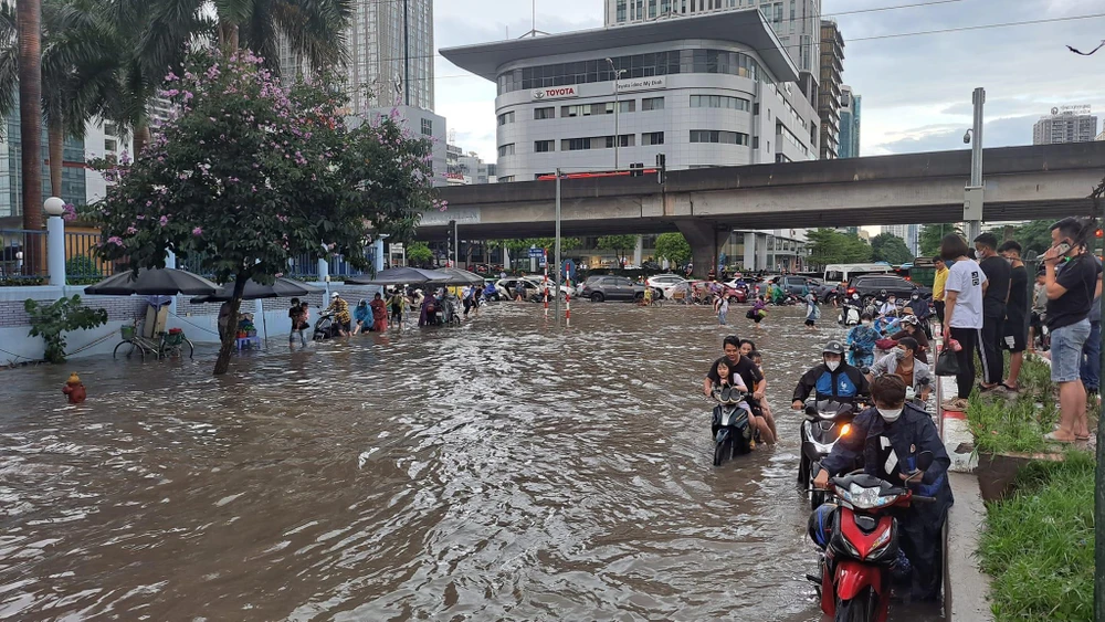 Tuỳ vào độ ngập mà xe đi qua để kiểm tra các hạng mục này. Ảnh: PLO