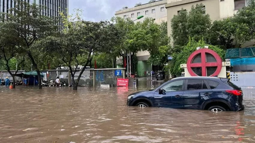 Sau khi đi qua vùng ngập, các chủ xe cần đưa xe tới cơ sở sửa chữa để kiểm tra. Ảnh: PLO